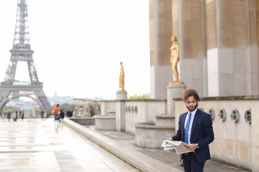 Un homme sur le parvis de la tour eiffel
