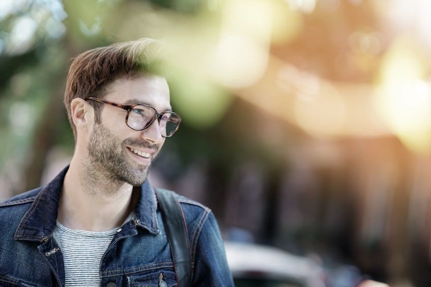 Jeune homme souriant / carte de séjour « Talent »